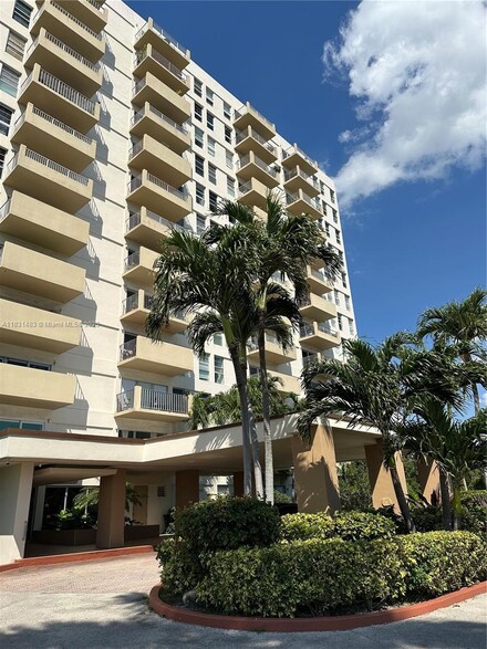 880 NE 69th St Unit 7Q, Miami, FL 33138