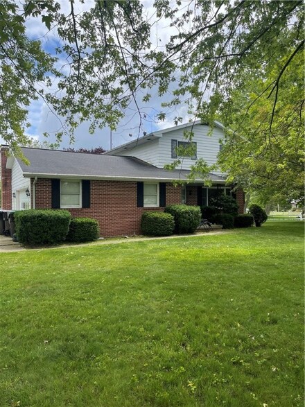 5049 Lamor Rd, Hermitage, PA 16148