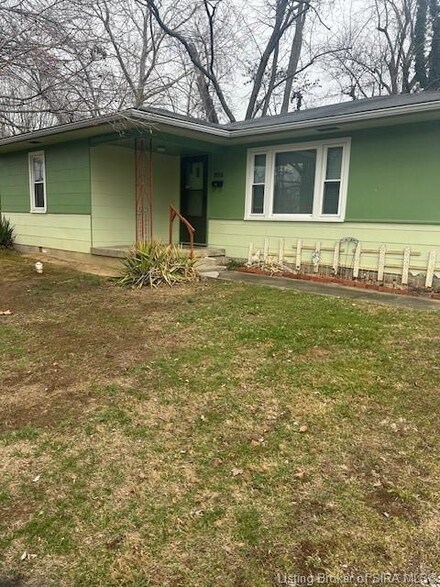 705 N Washington St, Scottsburg, IN 47170