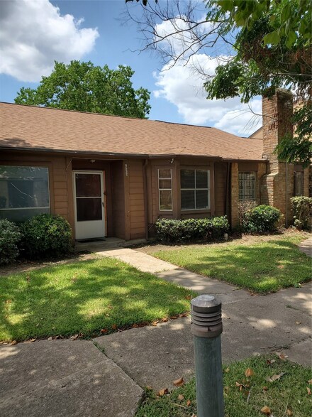 8532 Maplecrest Dr, Houston, TX 77099