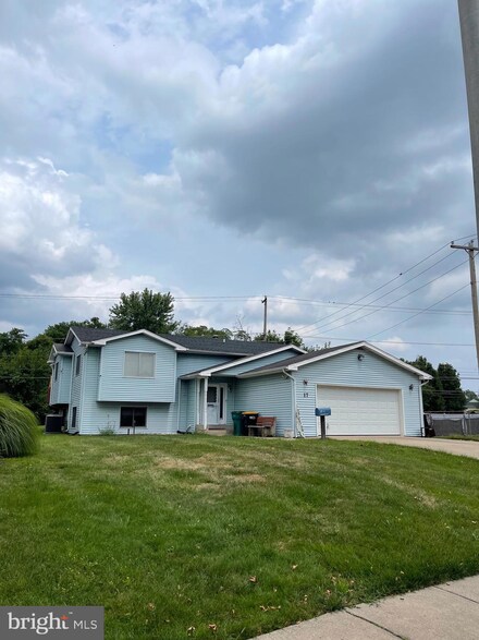 17 Crabtree Dr, Levittown, PA 19055
