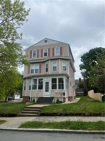 82 Roanoke St, Providence, RI 02908