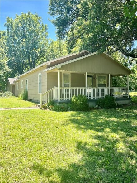 1126 E 14th St, Pittsburg, KS 66762