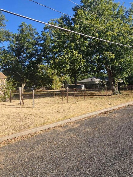 907 N Crockett St, Fredericksburg, TX 78624