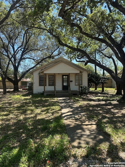 207 W Vance St, Refugio, TX 78377