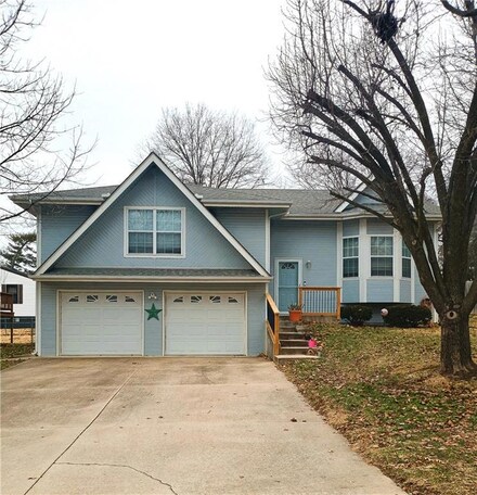 2416 Garland St, Leavenworth, KS 66048