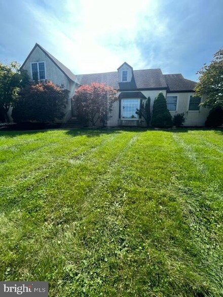 5200 Moyer Rd, Pipersville, PA 18947