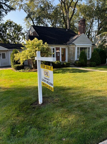 17211 Kirkshire Ave, Beverly Hills, MI 48025