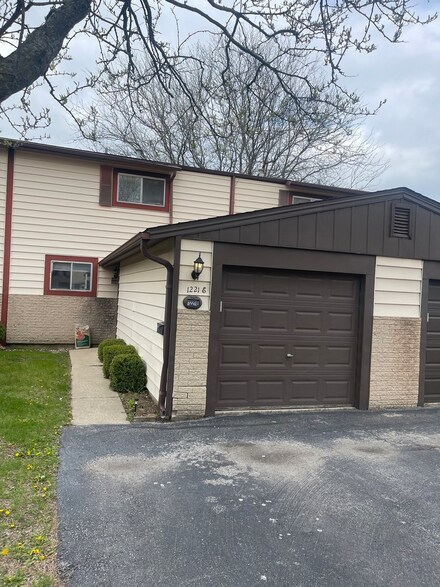 1221 Cedarwood Dr Unit E, Crest Hill, IL 60403