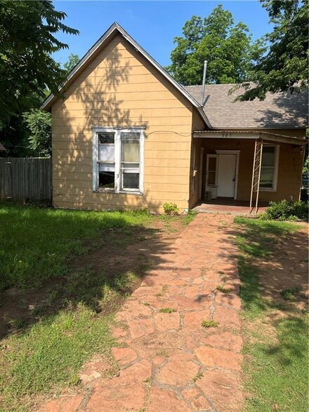 202 S 14th St, Chickasha, OK 73018
