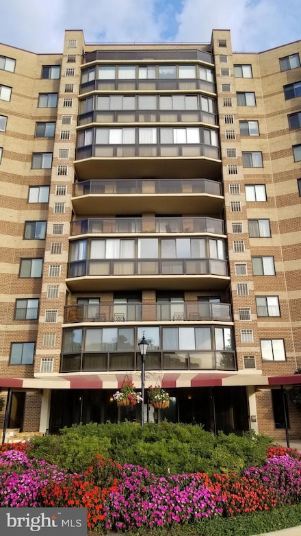 8340 Greensboro Dr Unit 1010, McLean, VA 22102
