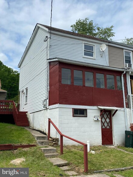145 E Garibaldi Ave, Nesquehoning, PA 18240