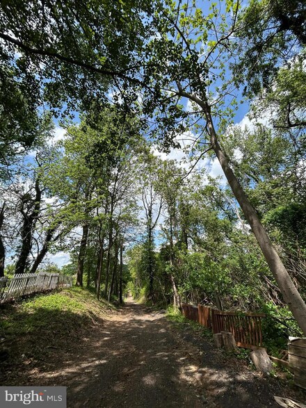 1701 Ferguson Ln, Fort Washington, MD 20744