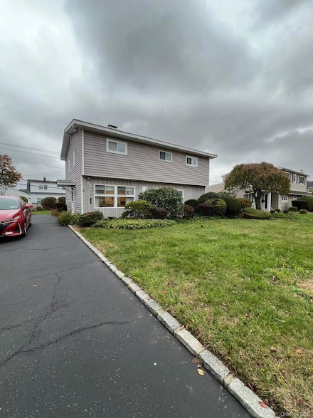 135 Sunrise Ln, Levittown, NY 11756