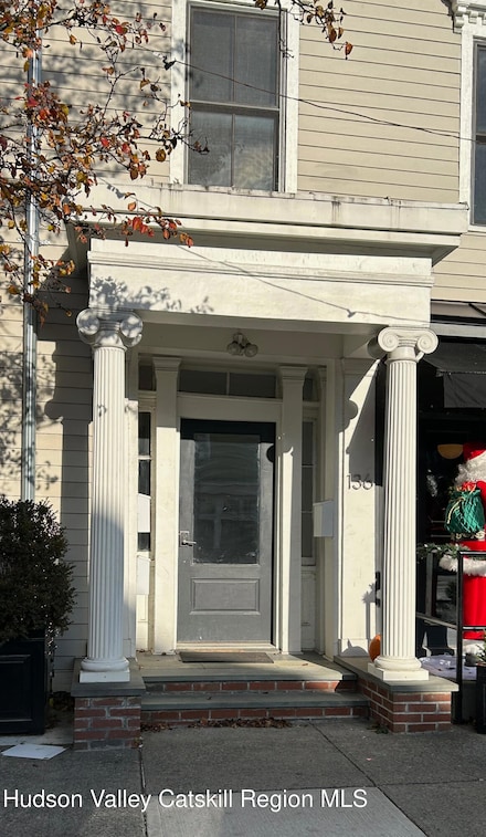 136 Warren St Unit 2, Hudson, NY 12534