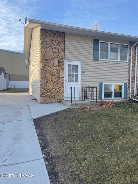 768 Great Plains Ct, Grand Forks, ND 58201