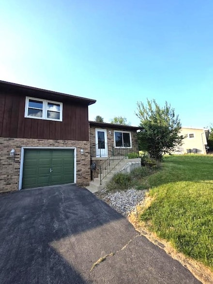 305 27th St, Monroe, WI 53566