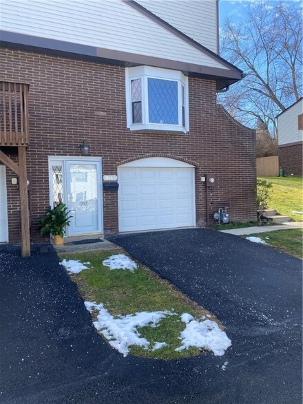 907 Camelot Dr, Pittsburgh, PA 15237