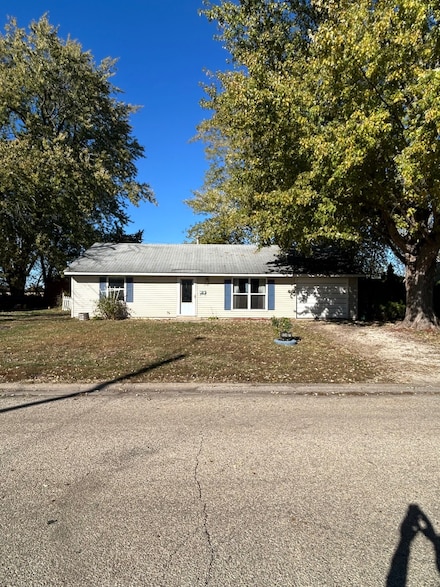 1347 Garden Ln, Galesburg, IL 61401