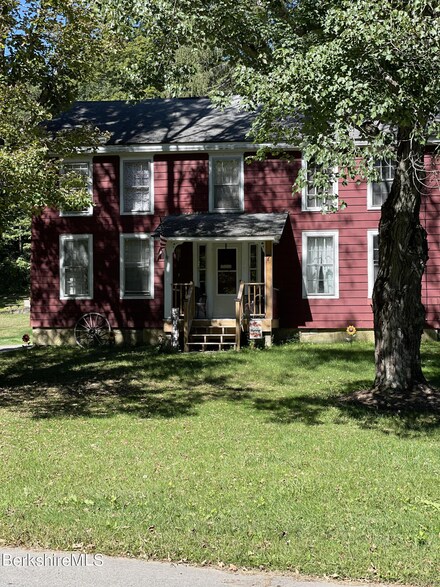 7 Old Williamstown Rd, Lanesborough, MA 01237