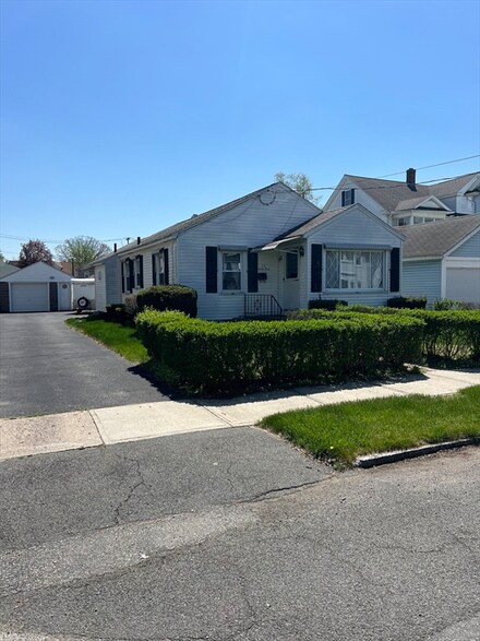 33 Walton St, Chicopee, MA 01013