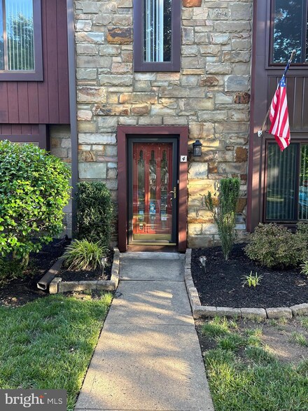 4 Topaz Ln, Trenton, NJ 08690