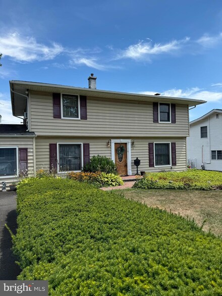 8 Tawny Rd, Levittown, PA 19056