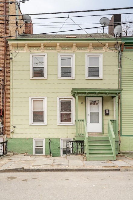 79 Ann St, Newburgh, NY 12550