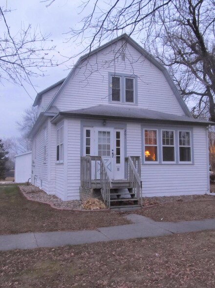 201 Dakota Ave NE, Pennock, MN 56279