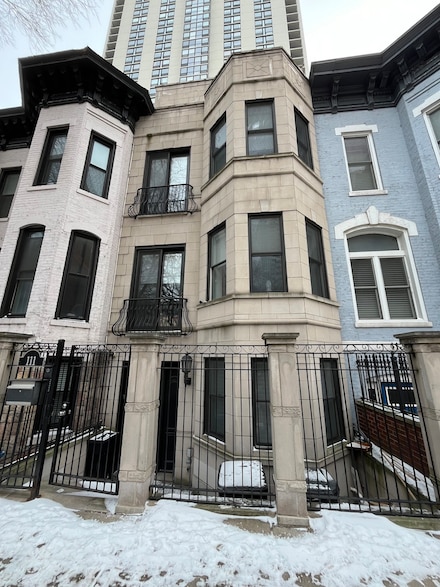 111 W Elm St, Chicago, IL 60610