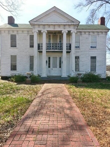 216 E Market St, Bolivar, TN 38008