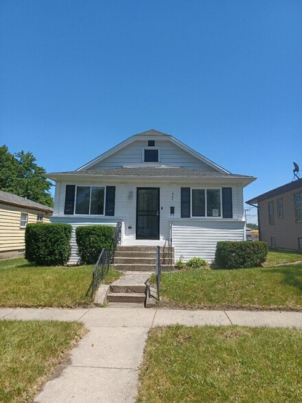 457 Hovey St, Gary, IN 46406