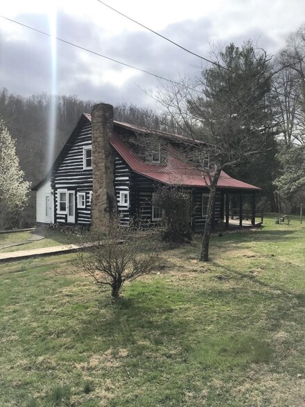 121 Finley Ln, Wayne, WV 25570