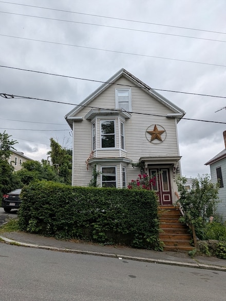 15 10th St, Lowell, MA 01850