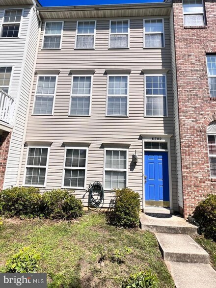 6702 Dorothy Giles Ct, Alexandria, VA 22315