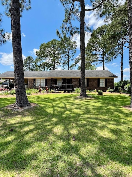 103 Meadowood Ln, Fitzgerald, GA 31750