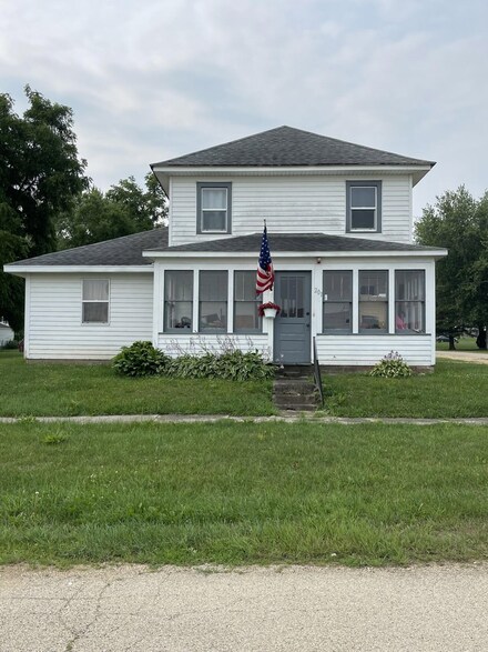 201 E First St, Leaf River, IL 61047