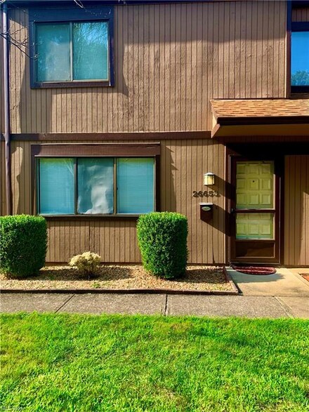 26653 Lake of the Falls Blvd, Olmsted Falls, OH 44138