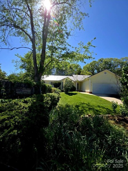 15 Primrose Ln, Asheville, NC 28805