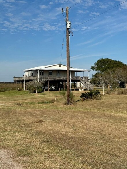 385 Seabass Dr, Palacios, TX 77465