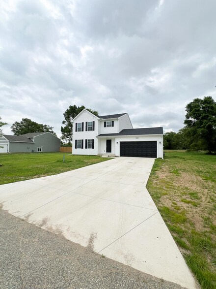 425 Orchard St, Constantine, MI 49042
