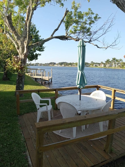 2057 E Lakeview Dr, Sebastian, FL 32958