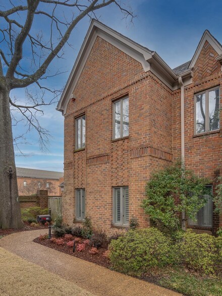 491 E Racquet Club Place, Memphis, TN 38117