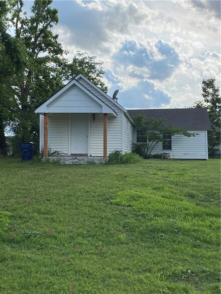 223 N Broadway St, Crescent, OK 73028