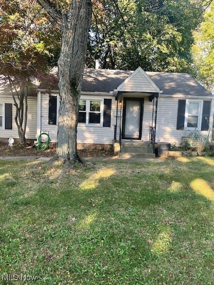 1015 Lois Ave NW, North Canton, OH 44720