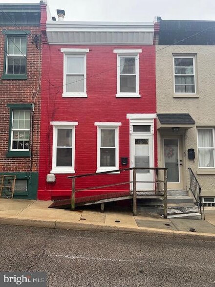 107 Kingsley St, Philadelphia, PA 19127