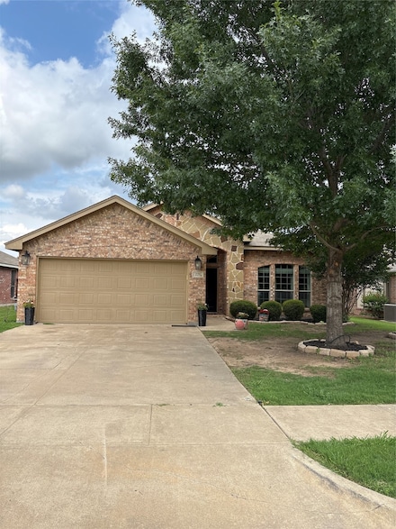 221 Spring Hollow Dr, Fort Worth, TX 76131
