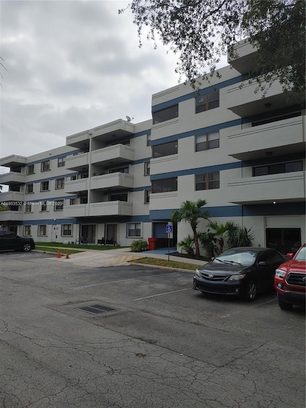1891 N 61st Ave Unit B206, Hollywood, FL 33024