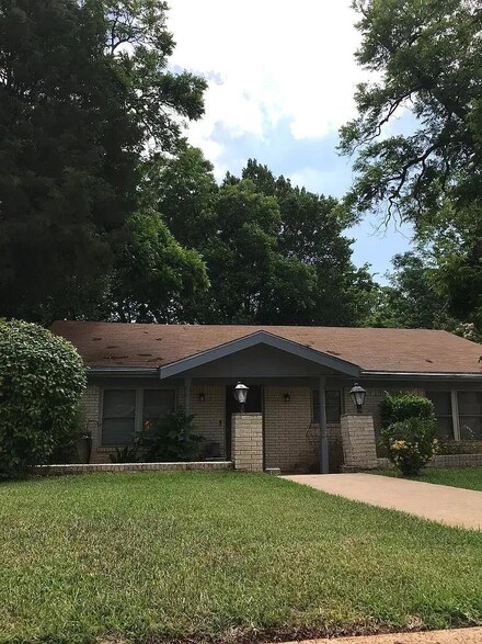 1412 N John St, Palestine, TX 75803