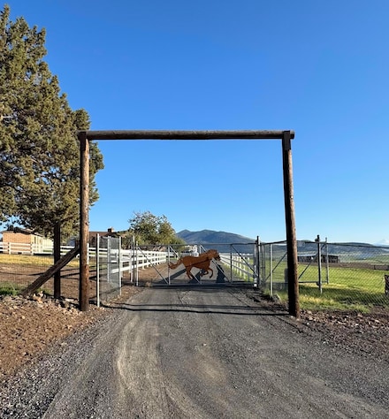 12140 Clovis Dr, Klamath Falls, OR 97603